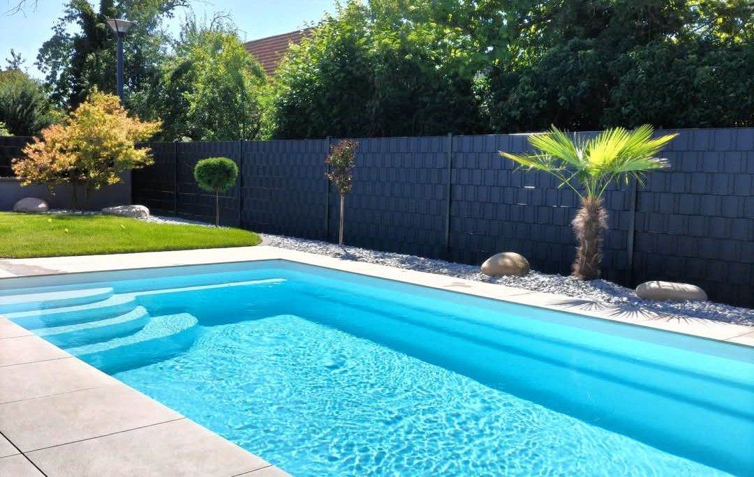 Piscine coque polyester Karen installée dans un jardin