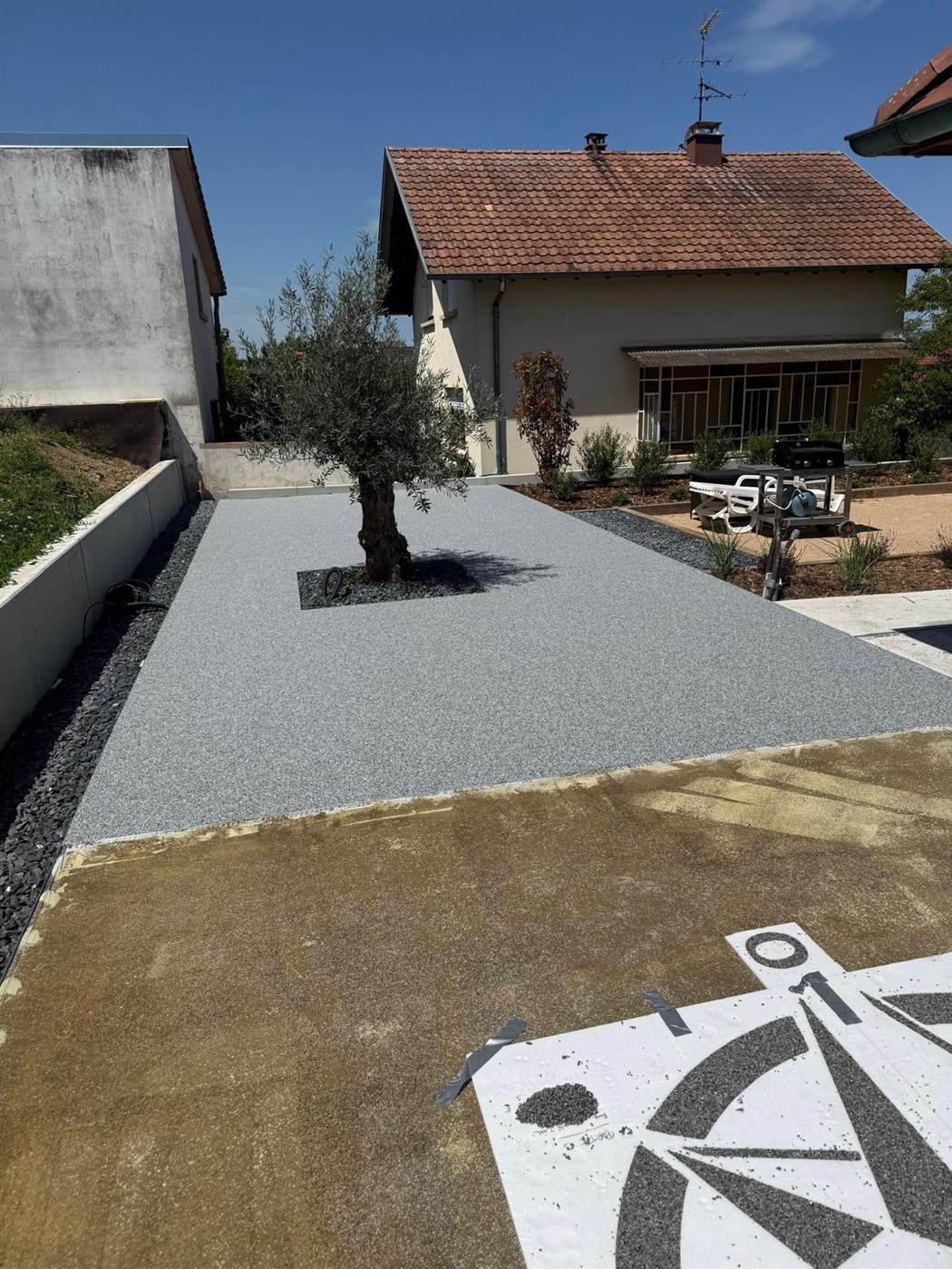 Maison, terrasse et piscine aménagées par Kréa Concept dans le Haut-Rhin
