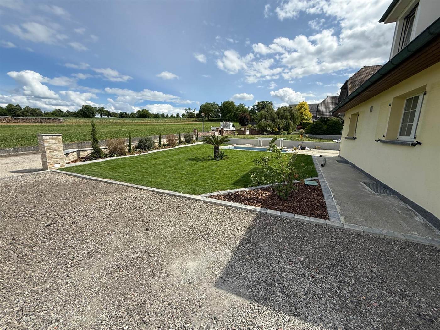 Gazon en rouleau posé dans un jardin par Kréa Concept dans le Haut-Rhin