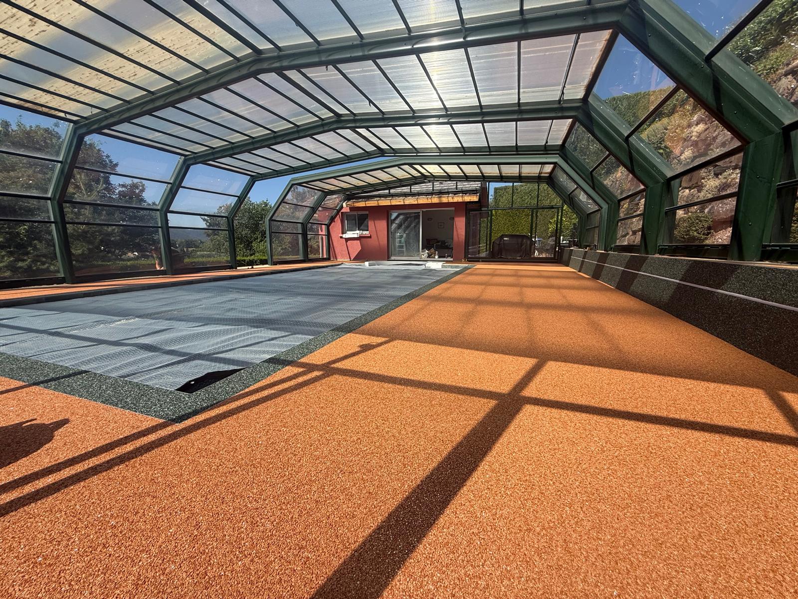 Moquette de pierre orange sous véranda de piscine, Kréa Concept