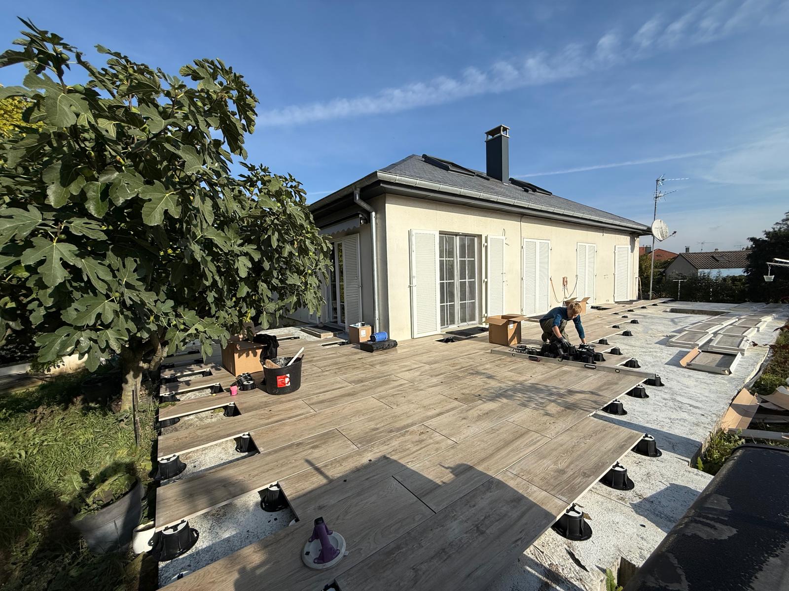Terrasse sur plots en cours de pose par Kréa Concept
